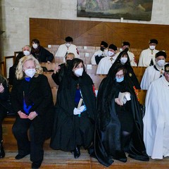 Ieri pomeriggio, 16 marzo si è svolta a Bari nella Basilica di San Nicola il tradizionale Sacro rito della Via Crucis dei Cavalieri e Dame del Santo Sepolcro di Gerusalemme. La Via Crucis è stata presieduta da S.E. Rev.ma Grand’Uff. Mons. Giuseppe Satriano Arcivescovo Metropolita di Bari-Bitonto e Gran Priore di Luogotenenza insieme a Don Carmine Ladogana, Cerimoniere Ecclesiastico e Canonico Onorario della Basilica del Santo Sepolcro, alla presenza di S.E. Cav. di Gr. Cr. Prof. Notaio Ferdinando Parente Luogotenente per l’Italia Meridionale Adriatica dell’Ordine Equestre del Santo Sepolcro