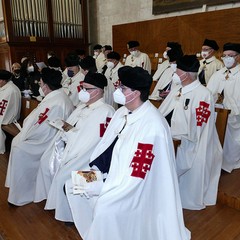 Ieri pomeriggio, 16 marzo si è svolta a Bari nella Basilica di San Nicola il tradizionale Sacro rito della Via Crucis dei Cavalieri e Dame del Santo Sepolcro di Gerusalemme. La Via Crucis è stata presieduta da S.E. Rev.ma Grand’Uff. Mons. Giuseppe Satriano Arcivescovo Metropolita di Bari-Bitonto e Gran Priore di Luogotenenza insieme a Don Carmine Ladogana, Cerimoniere Ecclesiastico e Canonico Onorario della Basilica del Santo Sepolcro, alla presenza di S.E. Cav. di Gr. Cr. Prof. Notaio Ferdinando Parente Luogotenente per l’Italia Meridionale Adriatica dell’Ordine Equestre del Santo Sepolcro