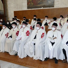 Ieri pomeriggio, 16 marzo si è svolta a Bari nella Basilica di San Nicola il tradizionale Sacro rito della Via Crucis dei Cavalieri e Dame del Santo Sepolcro di Gerusalemme. La Via Crucis è stata presieduta da S.E. Rev.ma Grand’Uff. Mons. Giuseppe Satriano Arcivescovo Metropolita di Bari-Bitonto e Gran Priore di Luogotenenza insieme a Don Carmine Ladogana, Cerimoniere Ecclesiastico e Canonico Onorario della Basilica del Santo Sepolcro, alla presenza di S.E. Cav. di Gr. Cr. Prof. Notaio Ferdinando Parente Luogotenente per l’Italia Meridionale Adriatica dell’Ordine Equestre del Santo Sepolcro
