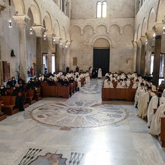 Ieri pomeriggio, 16 marzo si è svolta a Bari nella Basilica di San Nicola il tradizionale Sacro rito della Via Crucis dei Cavalieri e Dame del Santo Sepolcro di Gerusalemme. La Via Crucis è stata presieduta da S.E. Rev.ma Grand’Uff. Mons. Giuseppe Satriano Arcivescovo Metropolita di Bari-Bitonto e Gran Priore di Luogotenenza insieme a Don Carmine Ladogana, Cerimoniere Ecclesiastico e Canonico Onorario della Basilica del Santo Sepolcro, alla presenza di S.E. Cav. di Gr. Cr. Prof. Notaio Ferdinando Parente Luogotenente per l’Italia Meridionale Adriatica dell’Ordine Equestre del Santo Sepolcro