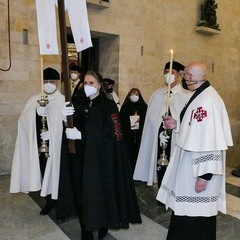 Ieri pomeriggio, 16 marzo si è svolta a Bari nella Basilica di San Nicola il tradizionale Sacro rito della Via Crucis dei Cavalieri e Dame del Santo Sepolcro di Gerusalemme. La Via Crucis è stata presieduta da S.E. Rev.ma Grand’Uff. Mons. Giuseppe Satriano Arcivescovo Metropolita di Bari-Bitonto e Gran Priore di Luogotenenza insieme a Don Carmine Ladogana, Cerimoniere Ecclesiastico e Canonico Onorario della Basilica del Santo Sepolcro, alla presenza di S.E. Cav. di Gr. Cr. Prof. Notaio Ferdinando Parente Luogotenente per l’Italia Meridionale Adriatica dell’Ordine Equestre del Santo Sepolcro