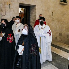 Ieri pomeriggio, 16 marzo si è svolta a Bari nella Basilica di San Nicola il tradizionale Sacro rito della Via Crucis dei Cavalieri e Dame del Santo Sepolcro di Gerusalemme. La Via Crucis è stata presieduta da S.E. Rev.ma Grand’Uff. Mons. Giuseppe Satriano Arcivescovo Metropolita di Bari-Bitonto e Gran Priore di Luogotenenza insieme a Don Carmine Ladogana, Cerimoniere Ecclesiastico e Canonico Onorario della Basilica del Santo Sepolcro, alla presenza di S.E. Cav. di Gr. Cr. Prof. Notaio Ferdinando Parente Luogotenente per l’Italia Meridionale Adriatica dell’Ordine Equestre del Santo Sepolcro