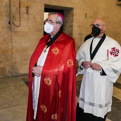 Ieri pomeriggio, 16 marzo si è svolta a Bari nella Basilica di San Nicola il tradizionale Sacro rito della Via Crucis dei Cavalieri e Dame del Santo Sepolcro di Gerusalemme. La Via Crucis è stata presieduta da S.E. Rev.ma Grand’Uff. Mons. Giuseppe Satriano Arcivescovo Metropolita di Bari-Bitonto e Gran Priore di Luogotenenza insieme a Don Carmine Ladogana, Cerimoniere Ecclesiastico e Canonico Onorario della Basilica del Santo Sepolcro, alla presenza di S.E. Cav. di Gr. Cr. Prof. Notaio Ferdinando Parente Luogotenente per l’Italia Meridionale Adriatica dell’Ordine Equestre del Santo Sepolcro