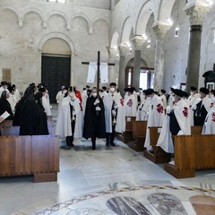 Ieri pomeriggio, 16 marzo si è svolta a Bari nella Basilica di San Nicola il tradizionale Sacro rito della Via Crucis dei Cavalieri e Dame del Santo Sepolcro di Gerusalemme. La Via Crucis è stata presieduta da S.E. Rev.ma Grand’Uff. Mons. Giuseppe Satriano Arcivescovo Metropolita di Bari-Bitonto e Gran Priore di Luogotenenza insieme a Don Carmine Ladogana, Cerimoniere Ecclesiastico e Canonico Onorario della Basilica del Santo Sepolcro, alla presenza di S.E. Cav. di Gr. Cr. Prof. Notaio Ferdinando Parente Luogotenente per l’Italia Meridionale Adriatica dell’Ordine Equestre del Santo Sepolcro
