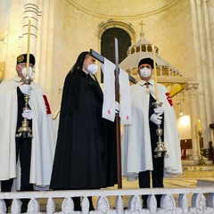 Ieri pomeriggio, 16 marzo si è svolta a Bari nella Basilica di San Nicola il tradizionale Sacro rito della Via Crucis dei Cavalieri e Dame del Santo Sepolcro di Gerusalemme. La Via Crucis è stata presieduta da S.E. Rev.ma Grand’Uff. Mons. Giuseppe Satriano Arcivescovo Metropolita di Bari-Bitonto e Gran Priore di Luogotenenza insieme a Don Carmine Ladogana, Cerimoniere Ecclesiastico e Canonico Onorario della Basilica del Santo Sepolcro, alla presenza di S.E. Cav. di Gr. Cr. Prof. Notaio Ferdinando Parente Luogotenente per l’Italia Meridionale Adriatica dell’Ordine Equestre del Santo Sepolcro