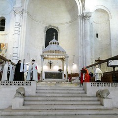 Ieri pomeriggio, 16 marzo si è svolta a Bari nella Basilica di San Nicola il tradizionale Sacro rito della Via Crucis dei Cavalieri e Dame del Santo Sepolcro di Gerusalemme. La Via Crucis è stata presieduta da S.E. Rev.ma Grand’Uff. Mons. Giuseppe Satriano Arcivescovo Metropolita di Bari-Bitonto e Gran Priore di Luogotenenza insieme a Don Carmine Ladogana, Cerimoniere Ecclesiastico e Canonico Onorario della Basilica del Santo Sepolcro, alla presenza di S.E. Cav. di Gr. Cr. Prof. Notaio Ferdinando Parente Luogotenente per l’Italia Meridionale Adriatica dell’Ordine Equestre del Santo Sepolcro