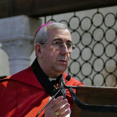 Ieri pomeriggio, 16 marzo si è svolta a Bari nella Basilica di San Nicola il tradizionale Sacro rito della Via Crucis dei Cavalieri e Dame del Santo Sepolcro di Gerusalemme. La Via Crucis è stata presieduta da S.E. Rev.ma Grand’Uff. Mons. Giuseppe Satriano Arcivescovo Metropolita di Bari-Bitonto e Gran Priore di Luogotenenza insieme a Don Carmine Ladogana, Cerimoniere Ecclesiastico e Canonico Onorario della Basilica del Santo Sepolcro, alla presenza di S.E. Cav. di Gr. Cr. Prof. Notaio Ferdinando Parente Luogotenente per l’Italia Meridionale Adriatica dell’Ordine Equestre del Santo Sepolcro