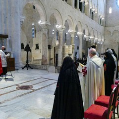 Ieri pomeriggio, 16 marzo si è svolta a Bari nella Basilica di San Nicola il tradizionale Sacro rito della Via Crucis dei Cavalieri e Dame del Santo Sepolcro di Gerusalemme. La Via Crucis è stata presieduta da S.E. Rev.ma Grand’Uff. Mons. Giuseppe Satriano Arcivescovo Metropolita di Bari-Bitonto e Gran Priore di Luogotenenza insieme a Don Carmine Ladogana, Cerimoniere Ecclesiastico e Canonico Onorario della Basilica del Santo Sepolcro, alla presenza di S.E. Cav. di Gr. Cr. Prof. Notaio Ferdinando Parente Luogotenente per l’Italia Meridionale Adriatica dell’Ordine Equestre del Santo Sepolcro
