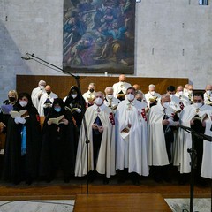 Ieri pomeriggio, 16 marzo si è svolta a Bari nella Basilica di San Nicola il tradizionale Sacro rito della Via Crucis dei Cavalieri e Dame del Santo Sepolcro di Gerusalemme. La Via Crucis è stata presieduta da S.E. Rev.ma Grand’Uff. Mons. Giuseppe Satriano Arcivescovo Metropolita di Bari-Bitonto e Gran Priore di Luogotenenza insieme a Don Carmine Ladogana, Cerimoniere Ecclesiastico e Canonico Onorario della Basilica del Santo Sepolcro, alla presenza di S.E. Cav. di Gr. Cr. Prof. Notaio Ferdinando Parente Luogotenente per l’Italia Meridionale Adriatica dell’Ordine Equestre del Santo Sepolcro