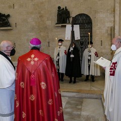 Ieri pomeriggio, 16 marzo si è svolta a Bari nella Basilica di San Nicola il tradizionale Sacro rito della Via Crucis dei Cavalieri e Dame del Santo Sepolcro di Gerusalemme. La Via Crucis è stata presieduta da S.E. Rev.ma Grand’Uff. Mons. Giuseppe Satriano Arcivescovo Metropolita di Bari-Bitonto e Gran Priore di Luogotenenza insieme a Don Carmine Ladogana, Cerimoniere Ecclesiastico e Canonico Onorario della Basilica del Santo Sepolcro, alla presenza di S.E. Cav. di Gr. Cr. Prof. Notaio Ferdinando Parente Luogotenente per l’Italia Meridionale Adriatica dell’Ordine Equestre del Santo Sepolcro