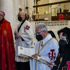 Ieri pomeriggio, 16 marzo si è svolta a Bari nella Basilica di San Nicola il tradizionale Sacro rito della Via Crucis dei Cavalieri e Dame del Santo Sepolcro di Gerusalemme. La Via Crucis è stata presieduta da S.E. Rev.ma Grand’Uff. Mons. Giuseppe Satriano Arcivescovo Metropolita di Bari-Bitonto e Gran Priore di Luogotenenza insieme a Don Carmine Ladogana, Cerimoniere Ecclesiastico e Canonico Onorario della Basilica del Santo Sepolcro, alla presenza di S.E. Cav. di Gr. Cr. Prof. Notaio Ferdinando Parente Luogotenente per l’Italia Meridionale Adriatica dell’Ordine Equestre del Santo Sepolcro