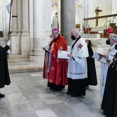 Ieri pomeriggio, 16 marzo si è svolta a Bari nella Basilica di San Nicola il tradizionale Sacro rito della Via Crucis dei Cavalieri e Dame del Santo Sepolcro di Gerusalemme. La Via Crucis è stata presieduta da S.E. Rev.ma Grand’Uff. Mons. Giuseppe Satriano Arcivescovo Metropolita di Bari-Bitonto e Gran Priore di Luogotenenza insieme a Don Carmine Ladogana, Cerimoniere Ecclesiastico e Canonico Onorario della Basilica del Santo Sepolcro, alla presenza di S.E. Cav. di Gr. Cr. Prof. Notaio Ferdinando Parente Luogotenente per l’Italia Meridionale Adriatica dell’Ordine Equestre del Santo Sepolcro