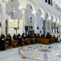 Ieri pomeriggio, 16 marzo si è svolta a Bari nella Basilica di San Nicola il tradizionale Sacro rito della Via Crucis dei Cavalieri e Dame del Santo Sepolcro di Gerusalemme. La Via Crucis è stata presieduta da S.E. Rev.ma Grand’Uff. Mons. Giuseppe Satriano Arcivescovo Metropolita di Bari-Bitonto e Gran Priore di Luogotenenza insieme a Don Carmine Ladogana, Cerimoniere Ecclesiastico e Canonico Onorario della Basilica del Santo Sepolcro, alla presenza di S.E. Cav. di Gr. Cr. Prof. Notaio Ferdinando Parente Luogotenente per l’Italia Meridionale Adriatica dell’Ordine Equestre del Santo Sepolcro