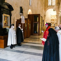 Ieri pomeriggio, 16 marzo si è svolta a Bari nella Basilica di San Nicola il tradizionale Sacro rito della Via Crucis dei Cavalieri e Dame del Santo Sepolcro di Gerusalemme. La Via Crucis è stata presieduta da S.E. Rev.ma Grand’Uff. Mons. Giuseppe Satriano Arcivescovo Metropolita di Bari-Bitonto e Gran Priore di Luogotenenza insieme a Don Carmine Ladogana, Cerimoniere Ecclesiastico e Canonico Onorario della Basilica del Santo Sepolcro, alla presenza di S.E. Cav. di Gr. Cr. Prof. Notaio Ferdinando Parente Luogotenente per l’Italia Meridionale Adriatica dell’Ordine Equestre del Santo Sepolcro