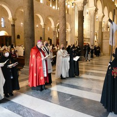Ieri pomeriggio, 16 marzo si è svolta a Bari nella Basilica di San Nicola il tradizionale Sacro rito della Via Crucis dei Cavalieri e Dame del Santo Sepolcro di Gerusalemme. La Via Crucis è stata presieduta da S.E. Rev.ma Grand’Uff. Mons. Giuseppe Satriano Arcivescovo Metropolita di Bari-Bitonto e Gran Priore di Luogotenenza insieme a Don Carmine Ladogana, Cerimoniere Ecclesiastico e Canonico Onorario della Basilica del Santo Sepolcro, alla presenza di S.E. Cav. di Gr. Cr. Prof. Notaio Ferdinando Parente Luogotenente per l’Italia Meridionale Adriatica dell’Ordine Equestre del Santo Sepolcro