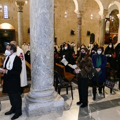 Ieri pomeriggio, 16 marzo si è svolta a Bari nella Basilica di San Nicola il tradizionale Sacro rito della Via Crucis dei Cavalieri e Dame del Santo Sepolcro di Gerusalemme. La Via Crucis è stata presieduta da S.E. Rev.ma Grand’Uff. Mons. Giuseppe Satriano Arcivescovo Metropolita di Bari-Bitonto e Gran Priore di Luogotenenza insieme a Don Carmine Ladogana, Cerimoniere Ecclesiastico e Canonico Onorario della Basilica del Santo Sepolcro, alla presenza di S.E. Cav. di Gr. Cr. Prof. Notaio Ferdinando Parente Luogotenente per l’Italia Meridionale Adriatica dell’Ordine Equestre del Santo Sepolcro
