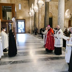 Ieri pomeriggio, 16 marzo si è svolta a Bari nella Basilica di San Nicola il tradizionale Sacro rito della Via Crucis dei Cavalieri e Dame del Santo Sepolcro di Gerusalemme. La Via Crucis è stata presieduta da S.E. Rev.ma Grand’Uff. Mons. Giuseppe Satriano Arcivescovo Metropolita di Bari-Bitonto e Gran Priore di Luogotenenza insieme a Don Carmine Ladogana, Cerimoniere Ecclesiastico e Canonico Onorario della Basilica del Santo Sepolcro, alla presenza di S.E. Cav. di Gr. Cr. Prof. Notaio Ferdinando Parente Luogotenente per l’Italia Meridionale Adriatica dell’Ordine Equestre del Santo Sepolcro