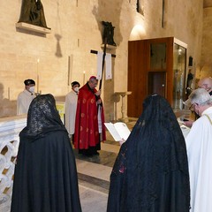 Ieri pomeriggio, 16 marzo si è svolta a Bari nella Basilica di San Nicola il tradizionale Sacro rito della Via Crucis dei Cavalieri e Dame del Santo Sepolcro di Gerusalemme. La Via Crucis è stata presieduta da S.E. Rev.ma Grand’Uff. Mons. Giuseppe Satriano Arcivescovo Metropolita di Bari-Bitonto e Gran Priore di Luogotenenza insieme a Don Carmine Ladogana, Cerimoniere Ecclesiastico e Canonico Onorario della Basilica del Santo Sepolcro, alla presenza di S.E. Cav. di Gr. Cr. Prof. Notaio Ferdinando Parente Luogotenente per l’Italia Meridionale Adriatica dell’Ordine Equestre del Santo Sepolcro