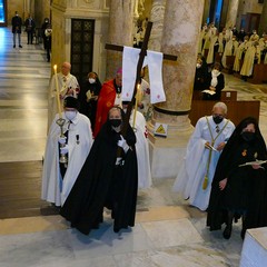 Ieri pomeriggio, 16 marzo si è svolta a Bari nella Basilica di San Nicola il tradizionale Sacro rito della Via Crucis dei Cavalieri e Dame del Santo Sepolcro di Gerusalemme. La Via Crucis è stata presieduta da S.E. Rev.ma Grand’Uff. Mons. Giuseppe Satriano Arcivescovo Metropolita di Bari-Bitonto e Gran Priore di Luogotenenza insieme a Don Carmine Ladogana, Cerimoniere Ecclesiastico e Canonico Onorario della Basilica del Santo Sepolcro, alla presenza di S.E. Cav. di Gr. Cr. Prof. Notaio Ferdinando Parente Luogotenente per l’Italia Meridionale Adriatica dell’Ordine Equestre del Santo Sepolcro
