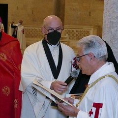 Ieri pomeriggio, 16 marzo si è svolta a Bari nella Basilica di San Nicola il tradizionale Sacro rito della Via Crucis dei Cavalieri e Dame del Santo Sepolcro di Gerusalemme. La Via Crucis è stata presieduta da S.E. Rev.ma Grand’Uff. Mons. Giuseppe Satriano Arcivescovo Metropolita di Bari-Bitonto e Gran Priore di Luogotenenza insieme a Don Carmine Ladogana, Cerimoniere Ecclesiastico e Canonico Onorario della Basilica del Santo Sepolcro, alla presenza di S.E. Cav. di Gr. Cr. Prof. Notaio Ferdinando Parente Luogotenente per l’Italia Meridionale Adriatica dell’Ordine Equestre del Santo Sepolcro