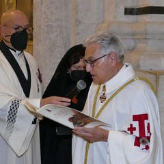 Ieri pomeriggio, 16 marzo si è svolta a Bari nella Basilica di San Nicola il tradizionale Sacro rito della Via Crucis dei Cavalieri e Dame del Santo Sepolcro di Gerusalemme. La Via Crucis è stata presieduta da S.E. Rev.ma Grand’Uff. Mons. Giuseppe Satriano Arcivescovo Metropolita di Bari-Bitonto e Gran Priore di Luogotenenza insieme a Don Carmine Ladogana, Cerimoniere Ecclesiastico e Canonico Onorario della Basilica del Santo Sepolcro, alla presenza di S.E. Cav. di Gr. Cr. Prof. Notaio Ferdinando Parente Luogotenente per l’Italia Meridionale Adriatica dell’Ordine Equestre del Santo Sepolcro