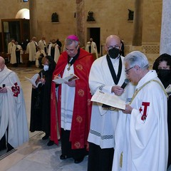 Ieri pomeriggio, 16 marzo si è svolta a Bari nella Basilica di San Nicola il tradizionale Sacro rito della Via Crucis dei Cavalieri e Dame del Santo Sepolcro di Gerusalemme. La Via Crucis è stata presieduta da S.E. Rev.ma Grand’Uff. Mons. Giuseppe Satriano Arcivescovo Metropolita di Bari-Bitonto e Gran Priore di Luogotenenza insieme a Don Carmine Ladogana, Cerimoniere Ecclesiastico e Canonico Onorario della Basilica del Santo Sepolcro, alla presenza di S.E. Cav. di Gr. Cr. Prof. Notaio Ferdinando Parente Luogotenente per l’Italia Meridionale Adriatica dell’Ordine Equestre del Santo Sepolcro