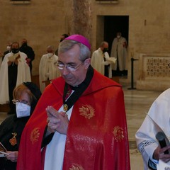Ieri pomeriggio, 16 marzo si è svolta a Bari nella Basilica di San Nicola il tradizionale Sacro rito della Via Crucis dei Cavalieri e Dame del Santo Sepolcro di Gerusalemme. La Via Crucis è stata presieduta da S.E. Rev.ma Grand’Uff. Mons. Giuseppe Satriano Arcivescovo Metropolita di Bari-Bitonto e Gran Priore di Luogotenenza insieme a Don Carmine Ladogana, Cerimoniere Ecclesiastico e Canonico Onorario della Basilica del Santo Sepolcro, alla presenza di S.E. Cav. di Gr. Cr. Prof. Notaio Ferdinando Parente Luogotenente per l’Italia Meridionale Adriatica dell’Ordine Equestre del Santo Sepolcro