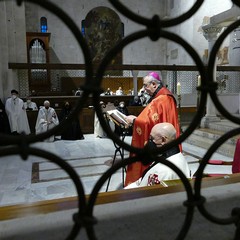 Ieri pomeriggio, 16 marzo si è svolta a Bari nella Basilica di San Nicola il tradizionale Sacro rito della Via Crucis dei Cavalieri e Dame del Santo Sepolcro di Gerusalemme. La Via Crucis è stata presieduta da S.E. Rev.ma Grand’Uff. Mons. Giuseppe Satriano Arcivescovo Metropolita di Bari-Bitonto e Gran Priore di Luogotenenza insieme a Don Carmine Ladogana, Cerimoniere Ecclesiastico e Canonico Onorario della Basilica del Santo Sepolcro, alla presenza di S.E. Cav. di Gr. Cr. Prof. Notaio Ferdinando Parente Luogotenente per l’Italia Meridionale Adriatica dell’Ordine Equestre del Santo Sepolcro
