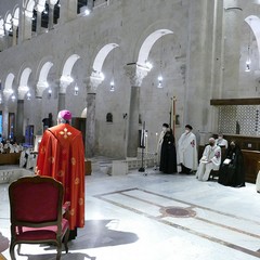 Ieri pomeriggio, 16 marzo si è svolta a Bari nella Basilica di San Nicola il tradizionale Sacro rito della Via Crucis dei Cavalieri e Dame del Santo Sepolcro di Gerusalemme. La Via Crucis è stata presieduta da S.E. Rev.ma Grand’Uff. Mons. Giuseppe Satriano Arcivescovo Metropolita di Bari-Bitonto e Gran Priore di Luogotenenza insieme a Don Carmine Ladogana, Cerimoniere Ecclesiastico e Canonico Onorario della Basilica del Santo Sepolcro, alla presenza di S.E. Cav. di Gr. Cr. Prof. Notaio Ferdinando Parente Luogotenente per l’Italia Meridionale Adriatica dell’Ordine Equestre del Santo Sepolcro