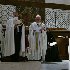 Ieri pomeriggio, 16 marzo si è svolta a Bari nella Basilica di San Nicola il tradizionale Sacro rito della Via Crucis dei Cavalieri e Dame del Santo Sepolcro di Gerusalemme. La Via Crucis è stata presieduta da S.E. Rev.ma Grand’Uff. Mons. Giuseppe Satriano Arcivescovo Metropolita di Bari-Bitonto e Gran Priore di Luogotenenza insieme a Don Carmine Ladogana, Cerimoniere Ecclesiastico e Canonico Onorario della Basilica del Santo Sepolcro, alla presenza di S.E. Cav. di Gr. Cr. Prof. Notaio Ferdinando Parente Luogotenente per l’Italia Meridionale Adriatica dell’Ordine Equestre del Santo Sepolcro