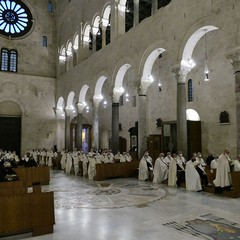 Ieri pomeriggio, 16 marzo si è svolta a Bari nella Basilica di San Nicola il tradizionale Sacro rito della Via Crucis dei Cavalieri e Dame del Santo Sepolcro di Gerusalemme. La Via Crucis è stata presieduta da S.E. Rev.ma Grand’Uff. Mons. Giuseppe Satriano Arcivescovo Metropolita di Bari-Bitonto e Gran Priore di Luogotenenza insieme a Don Carmine Ladogana, Cerimoniere Ecclesiastico e Canonico Onorario della Basilica del Santo Sepolcro, alla presenza di S.E. Cav. di Gr. Cr. Prof. Notaio Ferdinando Parente Luogotenente per l’Italia Meridionale Adriatica dell’Ordine Equestre del Santo Sepolcro