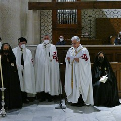 Ieri pomeriggio, 16 marzo si è svolta a Bari nella Basilica di San Nicola il tradizionale Sacro rito della Via Crucis dei Cavalieri e Dame del Santo Sepolcro di Gerusalemme. La Via Crucis è stata presieduta da S.E. Rev.ma Grand’Uff. Mons. Giuseppe Satriano Arcivescovo Metropolita di Bari-Bitonto e Gran Priore di Luogotenenza insieme a Don Carmine Ladogana, Cerimoniere Ecclesiastico e Canonico Onorario della Basilica del Santo Sepolcro, alla presenza di S.E. Cav. di Gr. Cr. Prof. Notaio Ferdinando Parente Luogotenente per l’Italia Meridionale Adriatica dell’Ordine Equestre del Santo Sepolcro