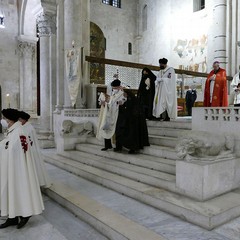 Ieri pomeriggio, 16 marzo si è svolta a Bari nella Basilica di San Nicola il tradizionale Sacro rito della Via Crucis dei Cavalieri e Dame del Santo Sepolcro di Gerusalemme. La Via Crucis è stata presieduta da S.E. Rev.ma Grand’Uff. Mons. Giuseppe Satriano Arcivescovo Metropolita di Bari-Bitonto e Gran Priore di Luogotenenza insieme a Don Carmine Ladogana, Cerimoniere Ecclesiastico e Canonico Onorario della Basilica del Santo Sepolcro, alla presenza di S.E. Cav. di Gr. Cr. Prof. Notaio Ferdinando Parente Luogotenente per l’Italia Meridionale Adriatica dell’Ordine Equestre del Santo Sepolcro