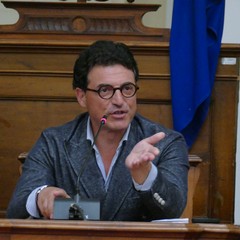Una commedia che dura da cinquant’anni