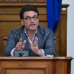 Una commedia che dura da cinquant’anni