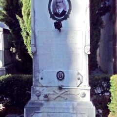 I tumuli lungo il viale centrale del Cimitero di Andria
