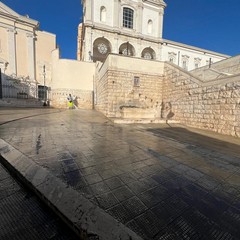 piazza Porta la Barra ed il piazzale antistante le chiese dell’Altomare e del Carmine