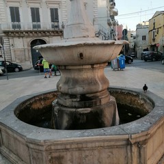 piazza Porta la Barra ed il piazzale antistante le chiese dell’Altomare e del Carmine