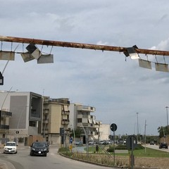 Rischio caduta pannelli in ferro arrugginiti su via Bisceglie