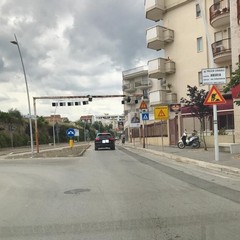 Rischio caduta pannelli in ferro arrugginiti su via Bisceglie