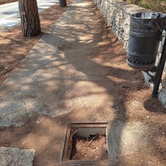 Tombini aperti sul marciapiede che costeggia la pineta di Castel del Monte: pericolo per i pedoni