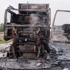 incendio ad Andria ai mezzi della raccolta rifiuti
