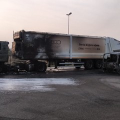 incendio ad Andria ai mezzi della raccolta rifiuti