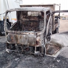 incendio ad Andria ai mezzi della raccolta rifiuti