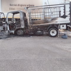 incendio ad Andria ai mezzi della raccolta rifiuti