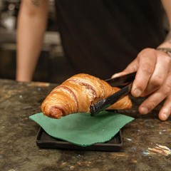 Da iconico bar di Trani a bistrot (con B&B): così rinasce l’Extra Bar