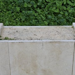 Danneggiato il muretto in pietra