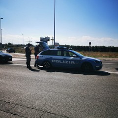 Auto dei carabinieri prende fuoco per corto circuito