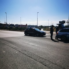 Auto dei carabinieri prende fuoco per corto circuito