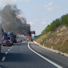 Autobus in fiamme: evitata una tragedia grazie a due agenti della Polstrada